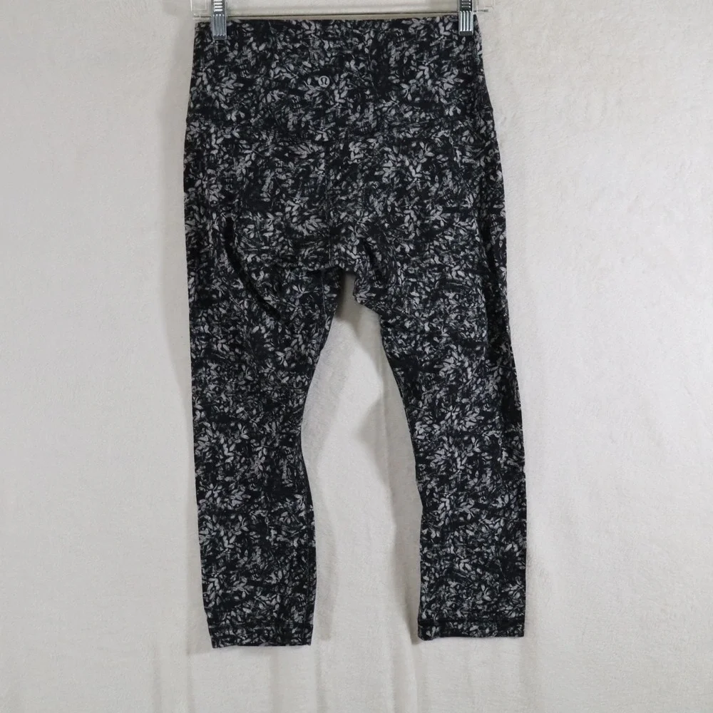 Lululemon Mid Rise Size 6 Cropped Athletic Leggings Abstract Print Workout Yoga - Picture 2 of 6